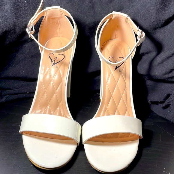 White leather, open toe heels from Windsor. - Picture 1 of 5
